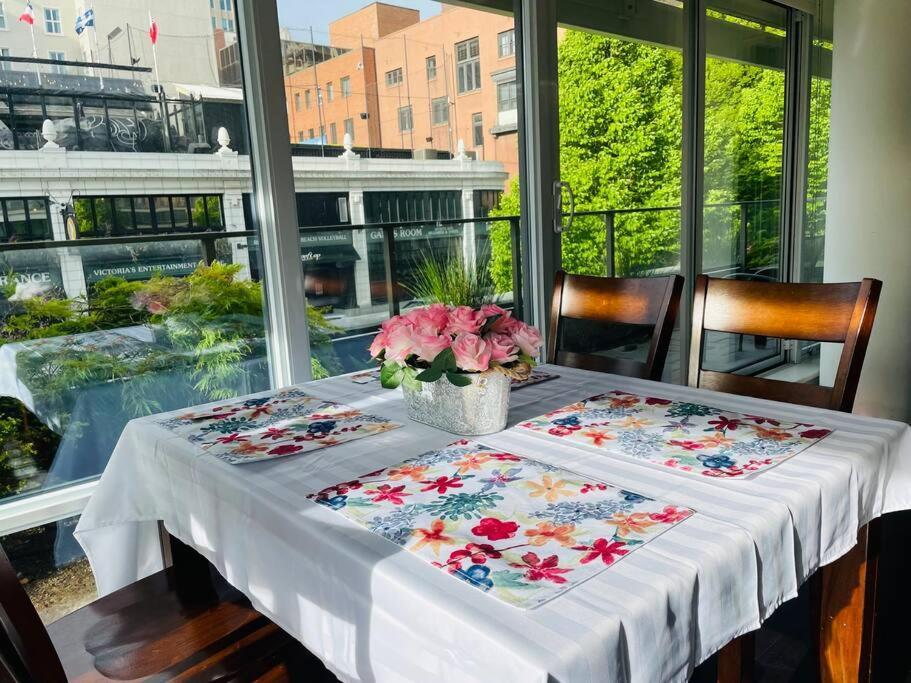 Spacious Downtown 2 Bedroom Condo With Pool And Air Conditioning Victoria Exterior foto