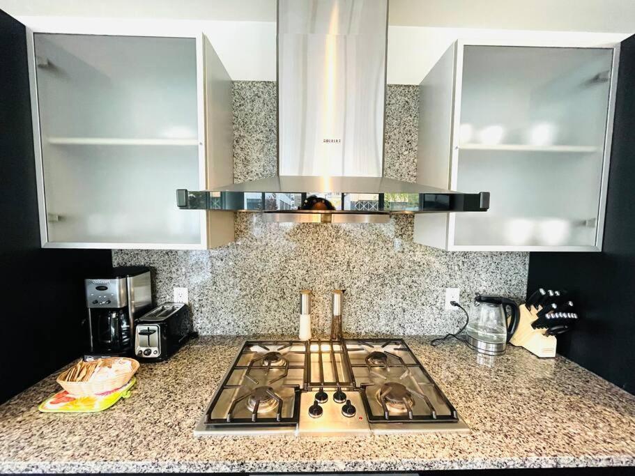 Spacious Downtown 2 Bedroom Condo With Pool And Air Conditioning Victoria Exterior foto