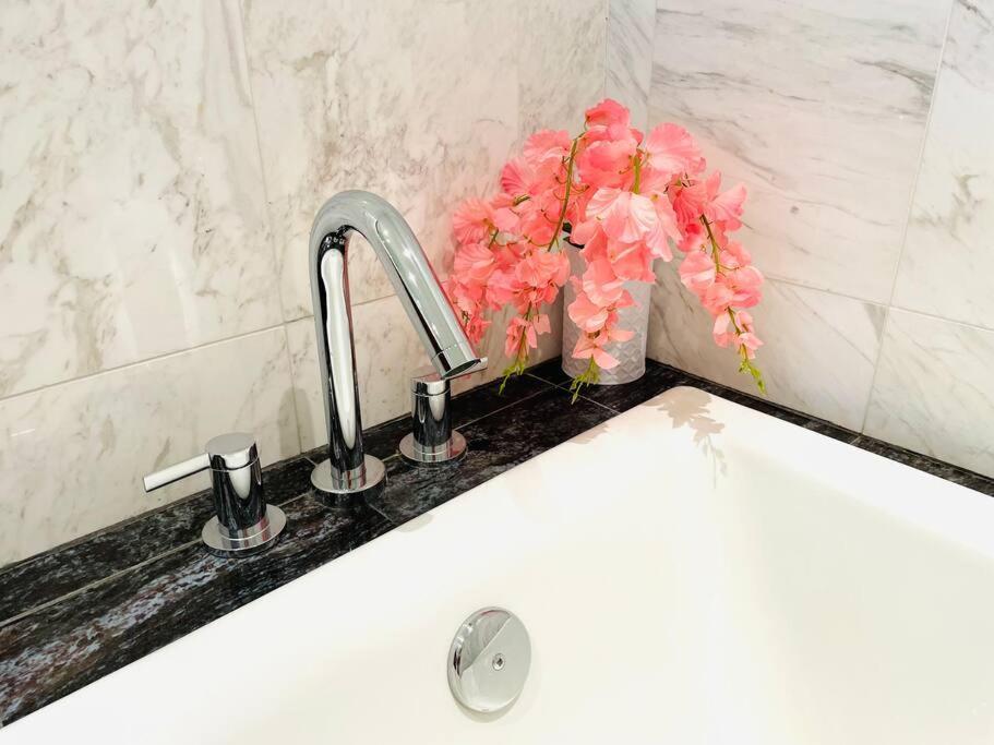 Spacious Downtown 2 Bedroom Condo With Pool And Air Conditioning Victoria Exterior foto